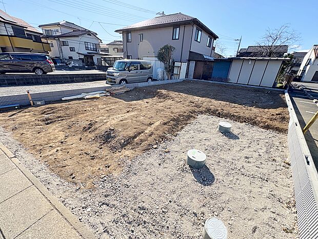 南側にはリビングから出入りできるお庭もございます。(令和8年2月 撮影)