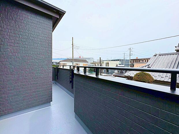 二部屋から行き来できる続きバルコニーを採用しています。