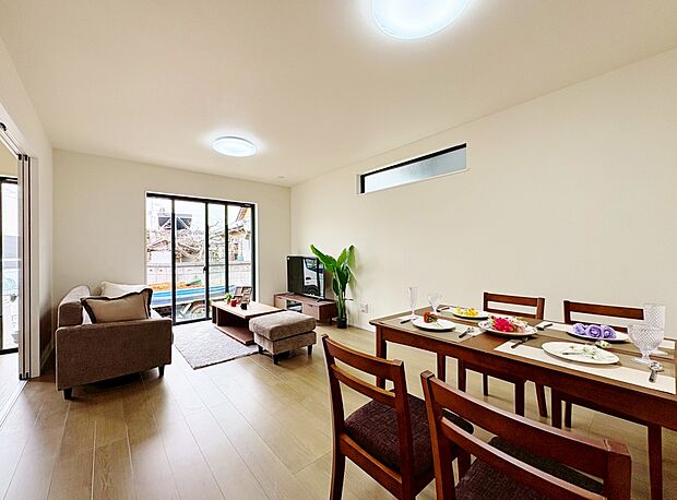 陽光あふれるリビングは家に居ながらカフェでくつろいでいるような気分に。