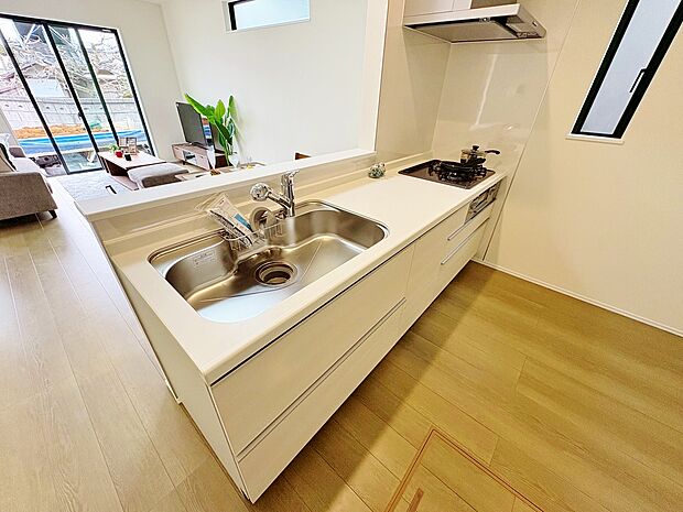 キッチンそばには週末のまとめ買いに嬉しいパントリーを設置しました。