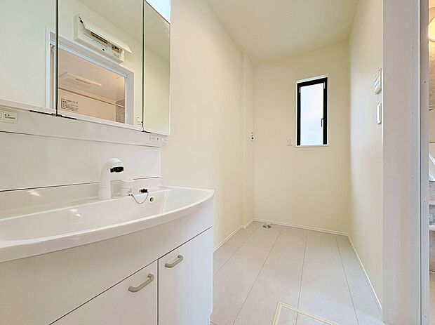 ゆとりある洗面スペースは、朝の身支度と家事の時間が重なっても安心。