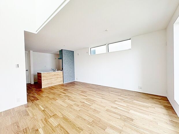 リビング上部には開放感を感じられる吹き抜けを設けています。