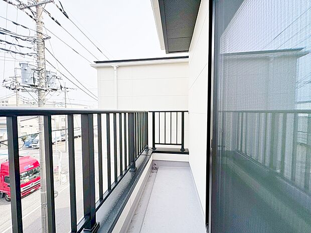 バルコニーを3面確保、室内に豊かな陽光が注ぎ込み、さわやかな住空間を演出。