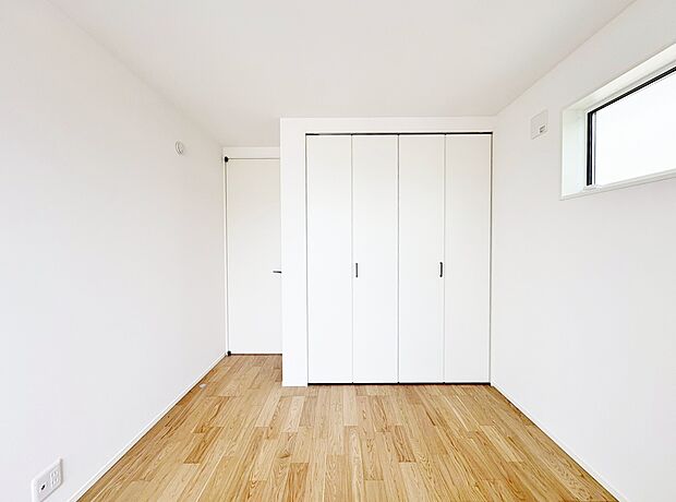 近隣との視線を考え、街全体で調整される窓位置。