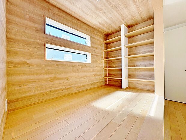 リビングの一角には多目的に利用可能な小上がりのスペースを設けています。