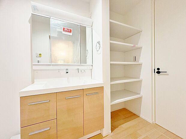 ゆとりある洗面スペースなら、朝の身支度と家事の時間が重なっても安心です。