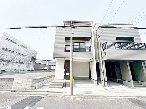 ビルトインガレージを採用したカースペースです。