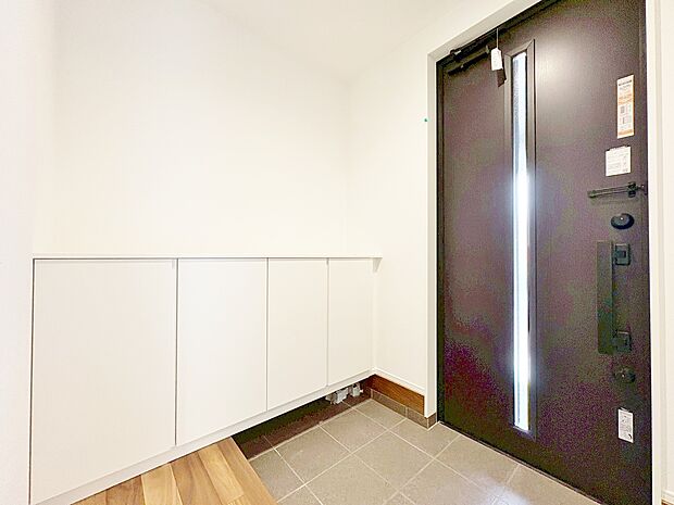 お花や写真を飾ってゲストをお出迎えするのも素敵です。