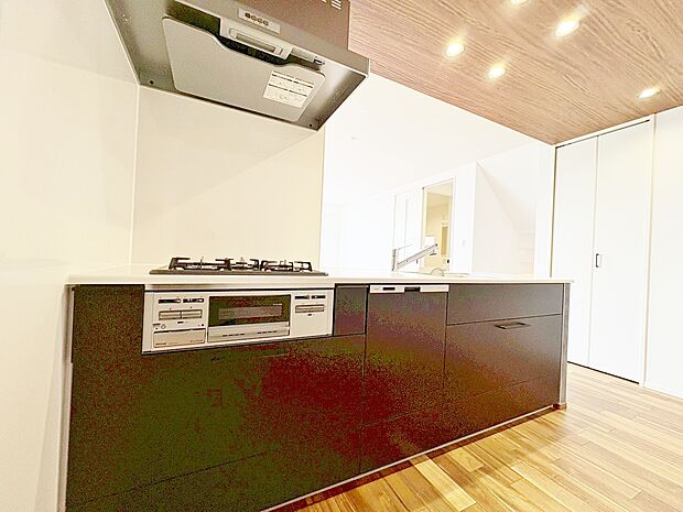 使い易いシステムキッチンで愉しく作る料理は愛情タップリ。