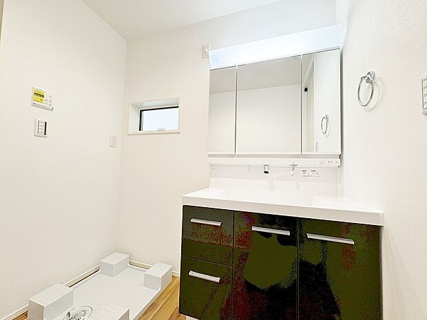 鏡の裏側には細かい物も収納でき、スッキリ片付いた洗面台に。