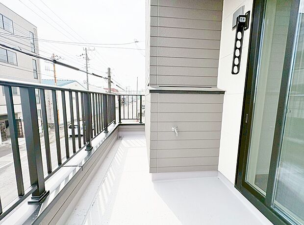 バルコニーに出た時、頬をなでる優しい風を感じます。