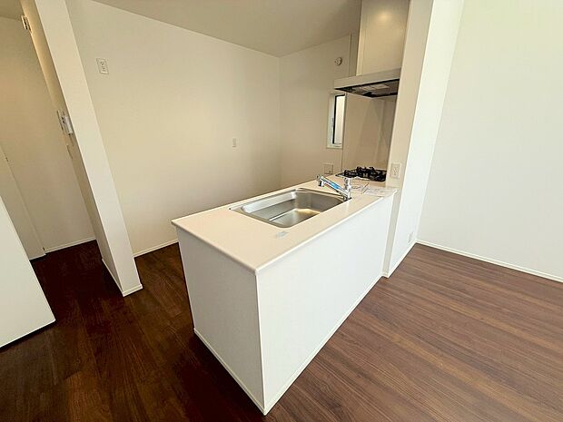 リビング全体を見渡せるよう対面式キッチンを採用しました。