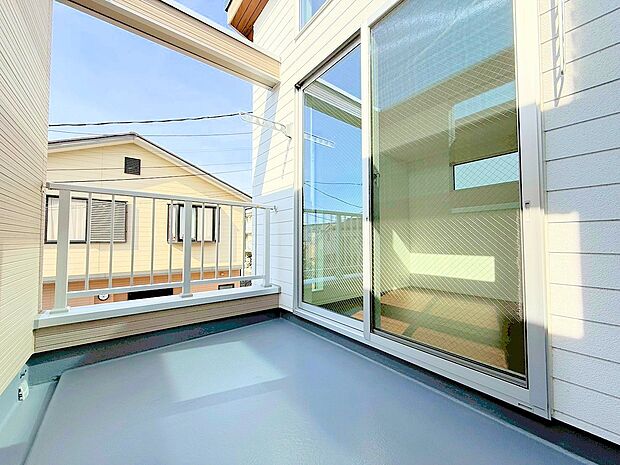 心地よい陽光や風を感じられるバルコニーを確保しました。