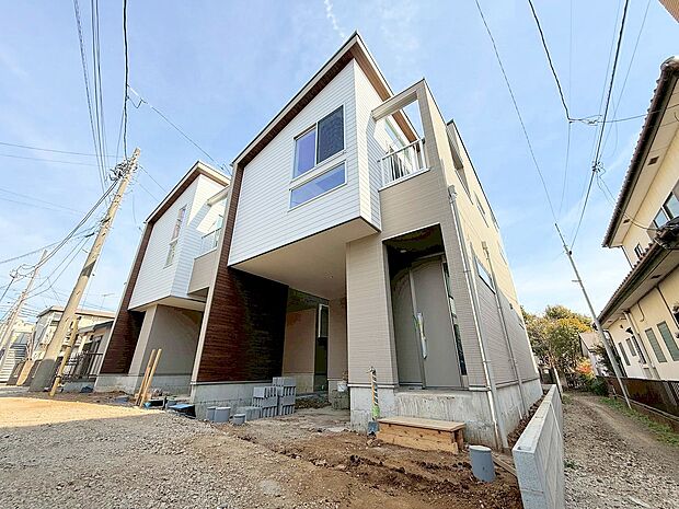 18．8帖のＬＤＫは、視界が広がり開放感を印象付ける勾配天井で空間を演出。(令和8年2月 撮影)