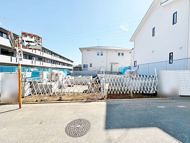 雨風から守るだけでなく、防犯面でも安心のビルトインガレージを採用。(令和8年3月 撮影)