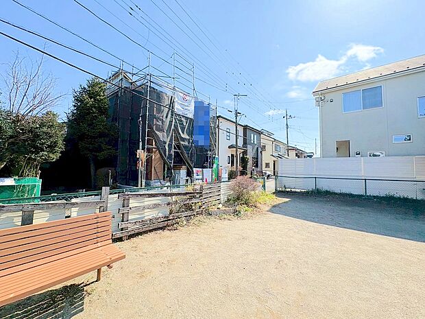 カースペースには並列で2台駐車可能です。(内1台は小型車)(令和8年3月 撮影)