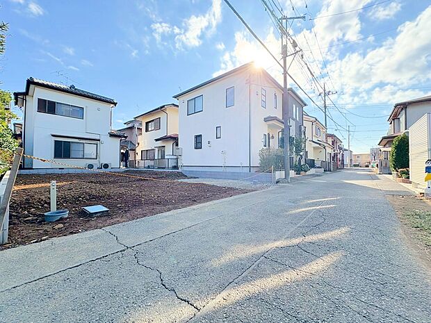 カースペースには並列で2台駐車可能です。（内1台は小型車）(令和7年12月 撮影)