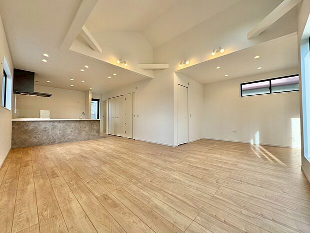 LDK広々23.6帖。吹抜をあしらい開放感のある空間に仕上げました。