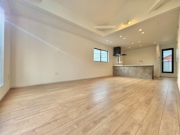 採光通風を確保した心地よいリビング空間を2階に設けました。