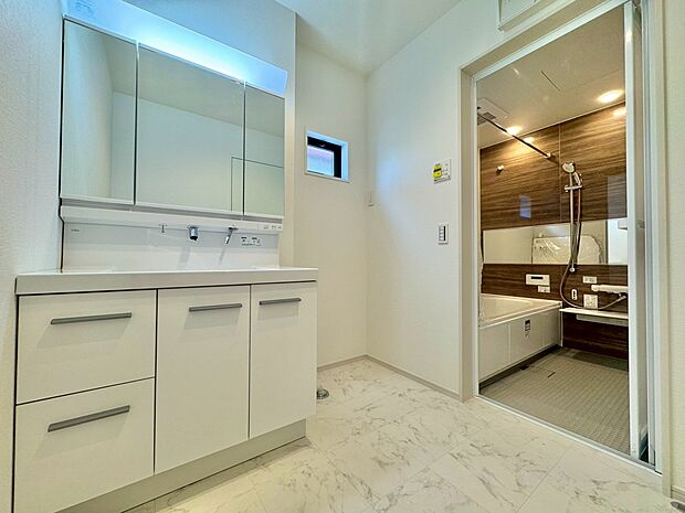 水回りをワンフロアにまとめ、家事動線にも配慮しました。