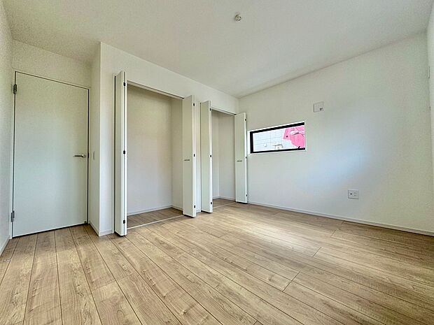 ダブルクローゼットを採用し、衣類や小物もスッキリと収納できます。