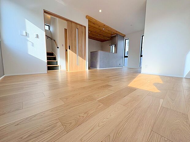 16．7帖のＬＤＫはどこにいても各方面に視線が抜けて開放的な造り。