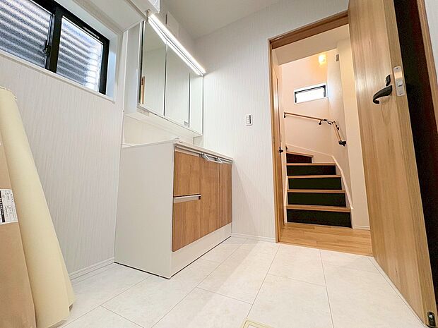 ゆとりある洗面スペースなら、朝の身支度と家事の時間が重なっても安心です。