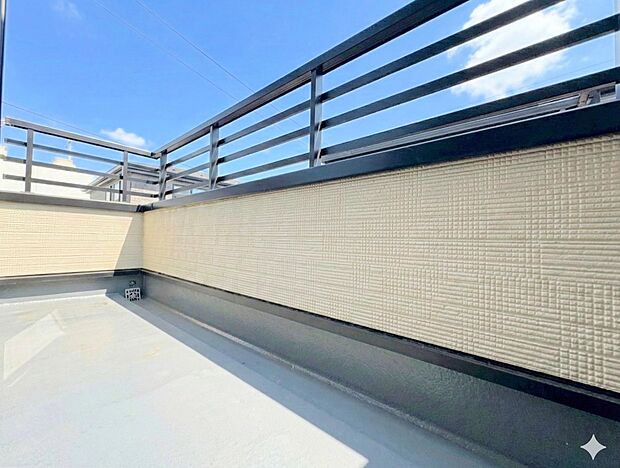 日差しを遮るもののないバルコニー。