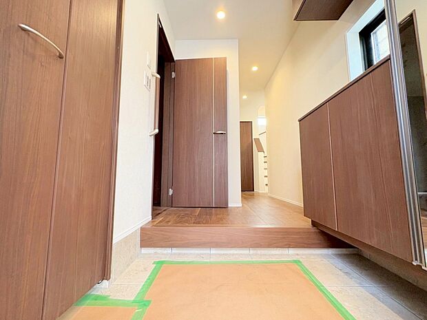 明るくコントラストのある開放感と清潔感を兼ね備えた玄関。