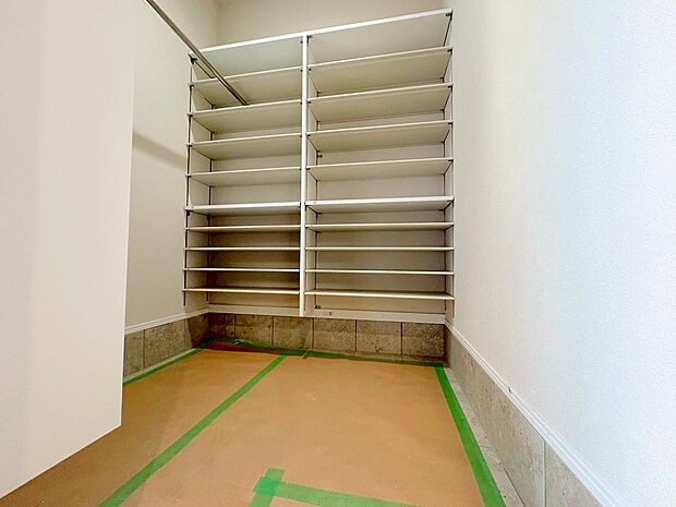 大きなシューズクロークは使い心地が良く収納力も高いです。