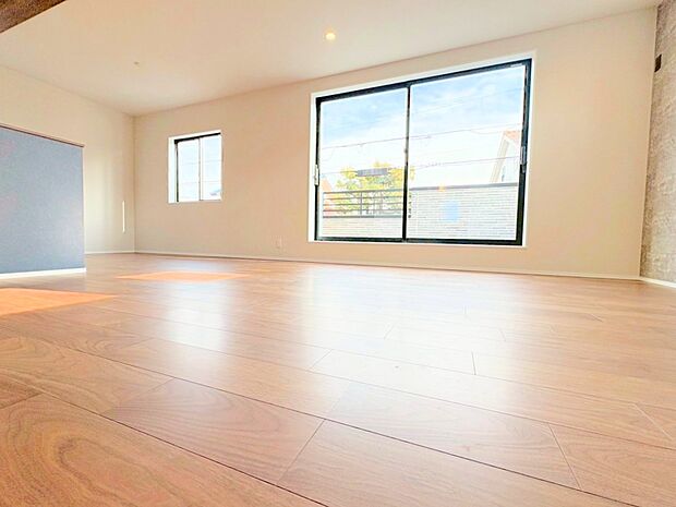 窓から注ぐ明るい陽差しが、広々としたLDKを演出。