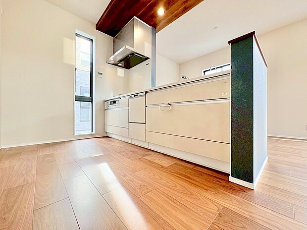 ダイニングとつながるキッチンからは家中が見渡せます。