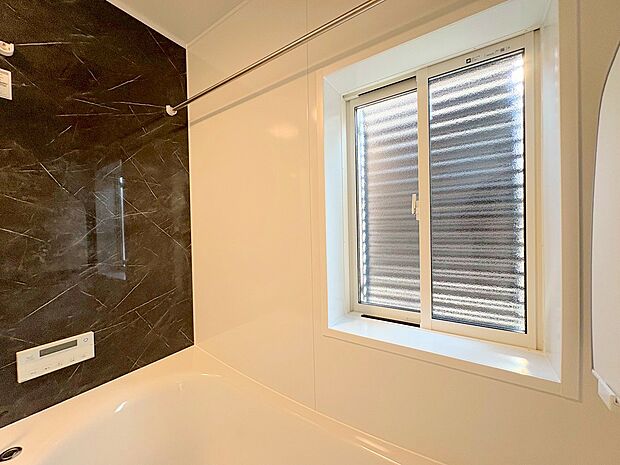 効果的に換気がしやすい窓付きの浴室。