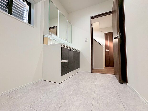 ホワイトを基調にまとめた脱衣所内は清潔感あふれる空間。