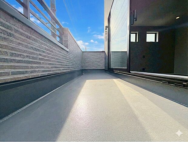 日差しを遮るもののないバルコニー。