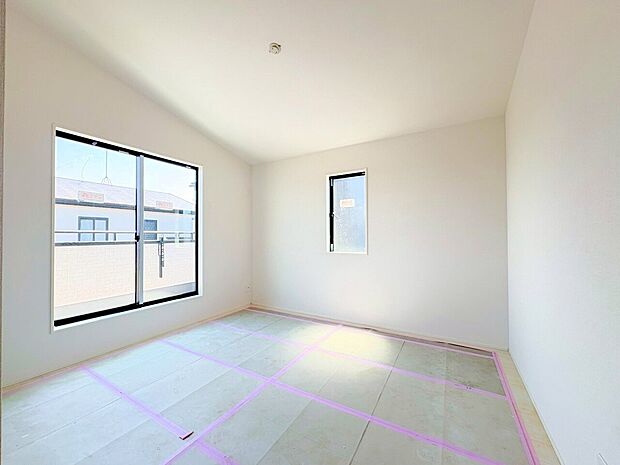 陽光が差し込む温かみのあるお部屋。(令和8年5月 撮影)