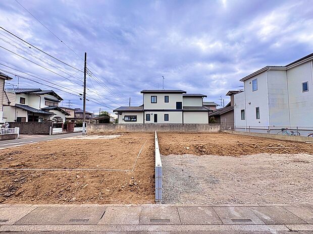 左が当物件です。季節・気候・時代の背景に捉われない住まい。(令和8年2月 撮影)