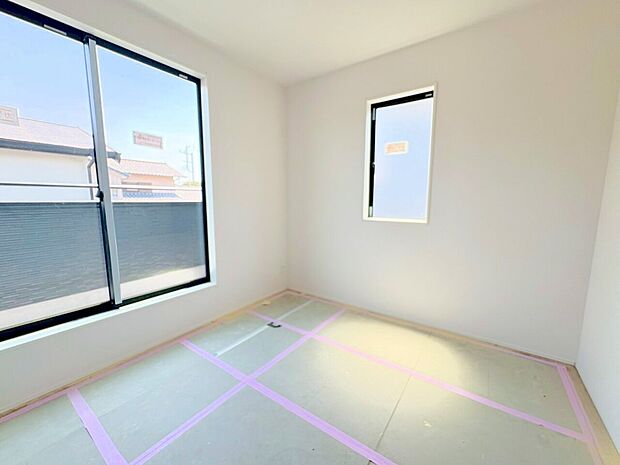 バルコニーからの明るい陽光がお部屋に差し込みます。(令和8年5月 撮影)