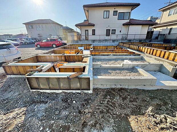 カースペースには並列で3台駐車可能です。(車種による)(令和8年3月 撮影)