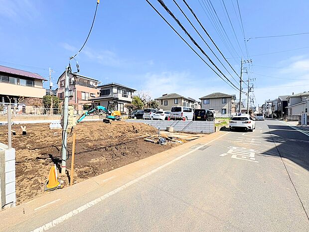 スーパーやドラッグストアなどが近く、毎日のお買い物にも便利です。(令和8年3月 撮影)