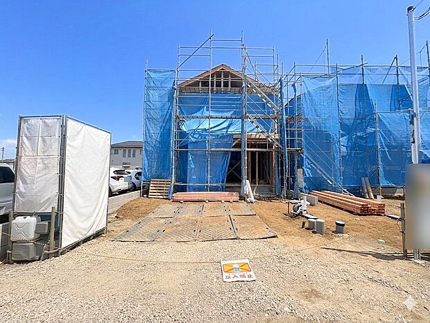 カースペースには並列で3台駐車可能です。（車種による）(令和8年3月 撮影)