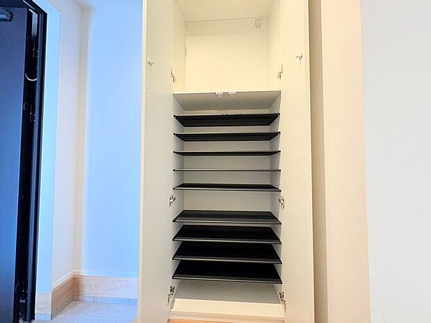 たくさんの靴をすっきりと収納できます。