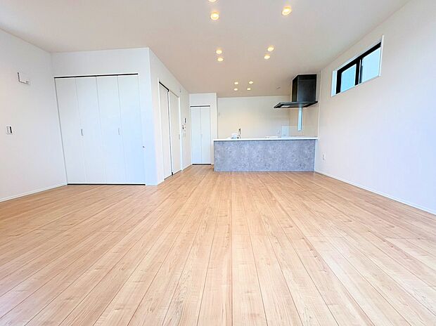 リビングには床暖房を完備。開放的なリビングでのびのびとした暮らしの実現へ。