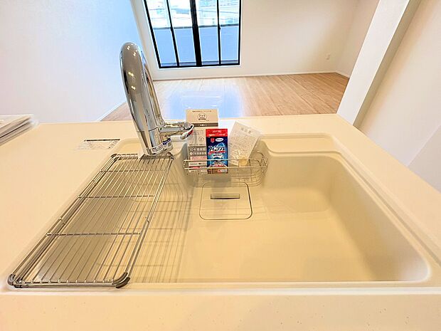 清潔感のあるホワイトのシンク。スタイリッシュなデザインでいつまでも飽きることなく使えます。