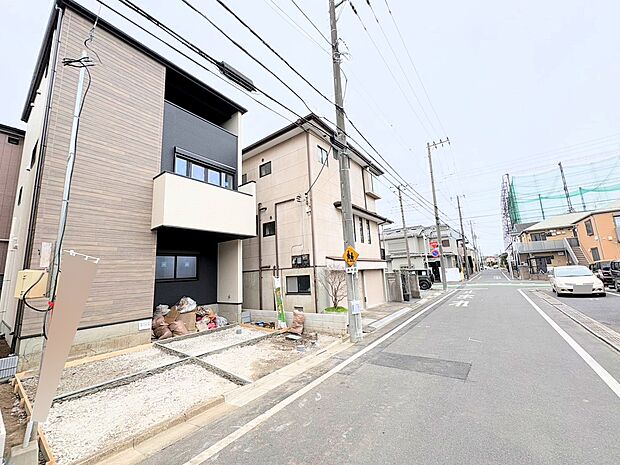 リビングには床暖房を完備。開放的なリビングでのびのびとした暮らしの実現へ。(令和8年2月 撮影)