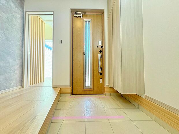 明るさと清潔感を兼ね備えた玄関が建物内へと導きます。