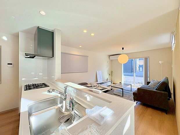 リビング全体を見渡せるよう対面式キッチンを採用しました。