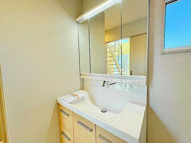 散らかりがちな小物をすっきりと収納できる洗面台。