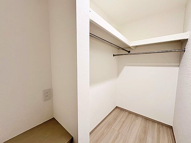 大きな荷物や寝具などもらくらく収納できる便利なスペースです。