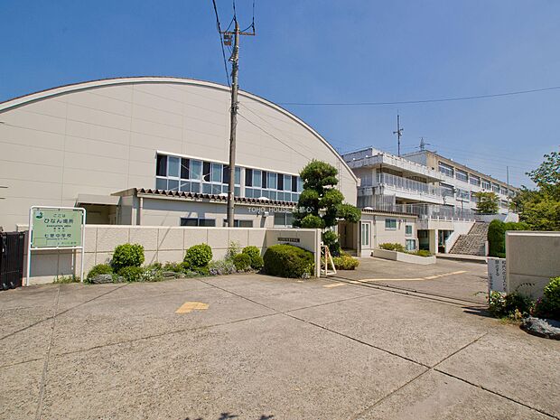 七里中学校まで約910m